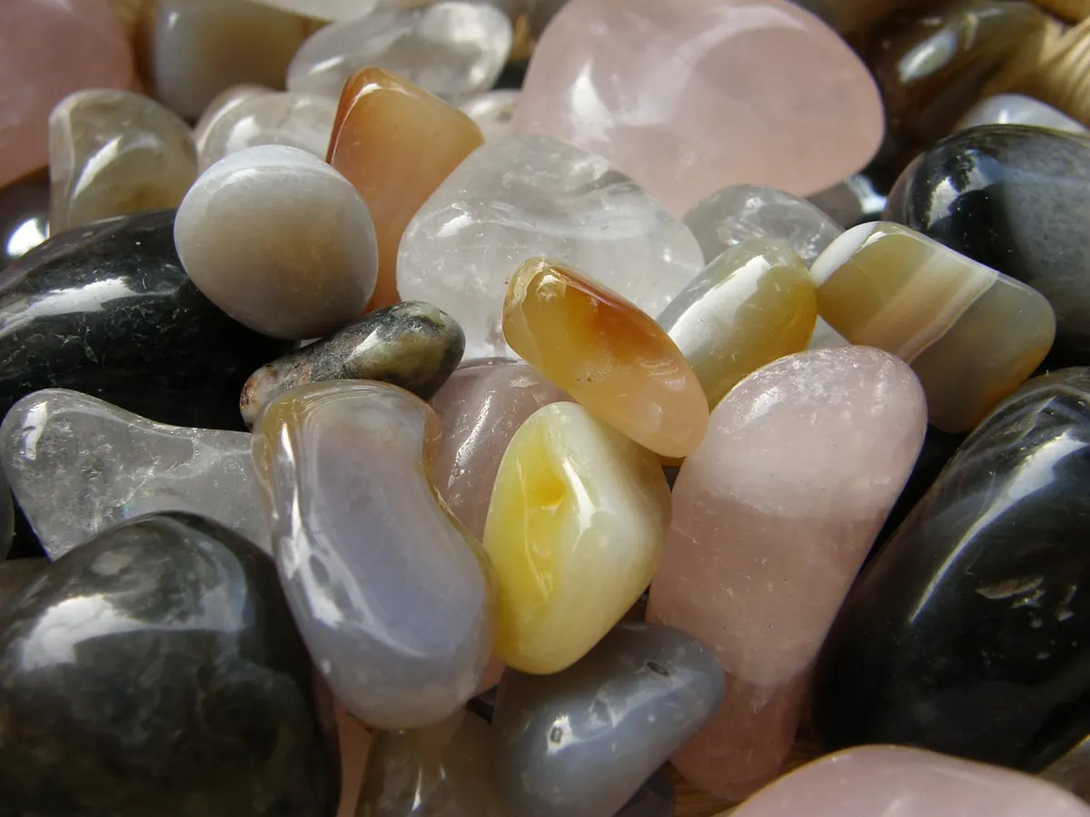 What Gives Amethyst, Citrine and Smoky Quartz Their Colour?